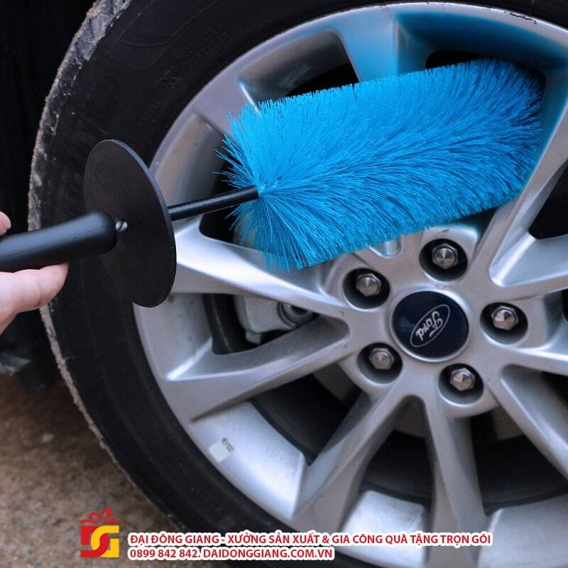 Bộ vệ sinh bánh xe hạng nặng - quà tặng khách hàng ngành ô tô đơn giản, tinh tế