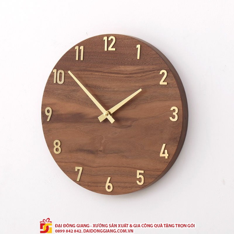 Đồng hồ bằng gỗ phù hợp tặng người mệnh Thổ