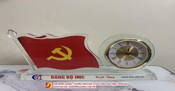 Đồng hồ để bàn in biểu tượng đảng